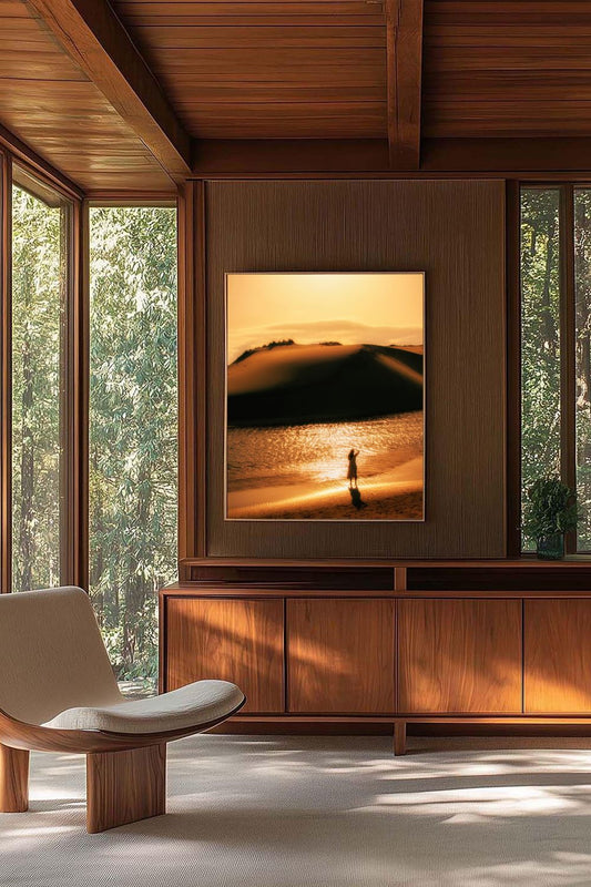 Tirage photo fine art coucher de soleil sur les dunes au Courant d’Huchet avec silhouette d'une femme et reflets dorés sur l’eau