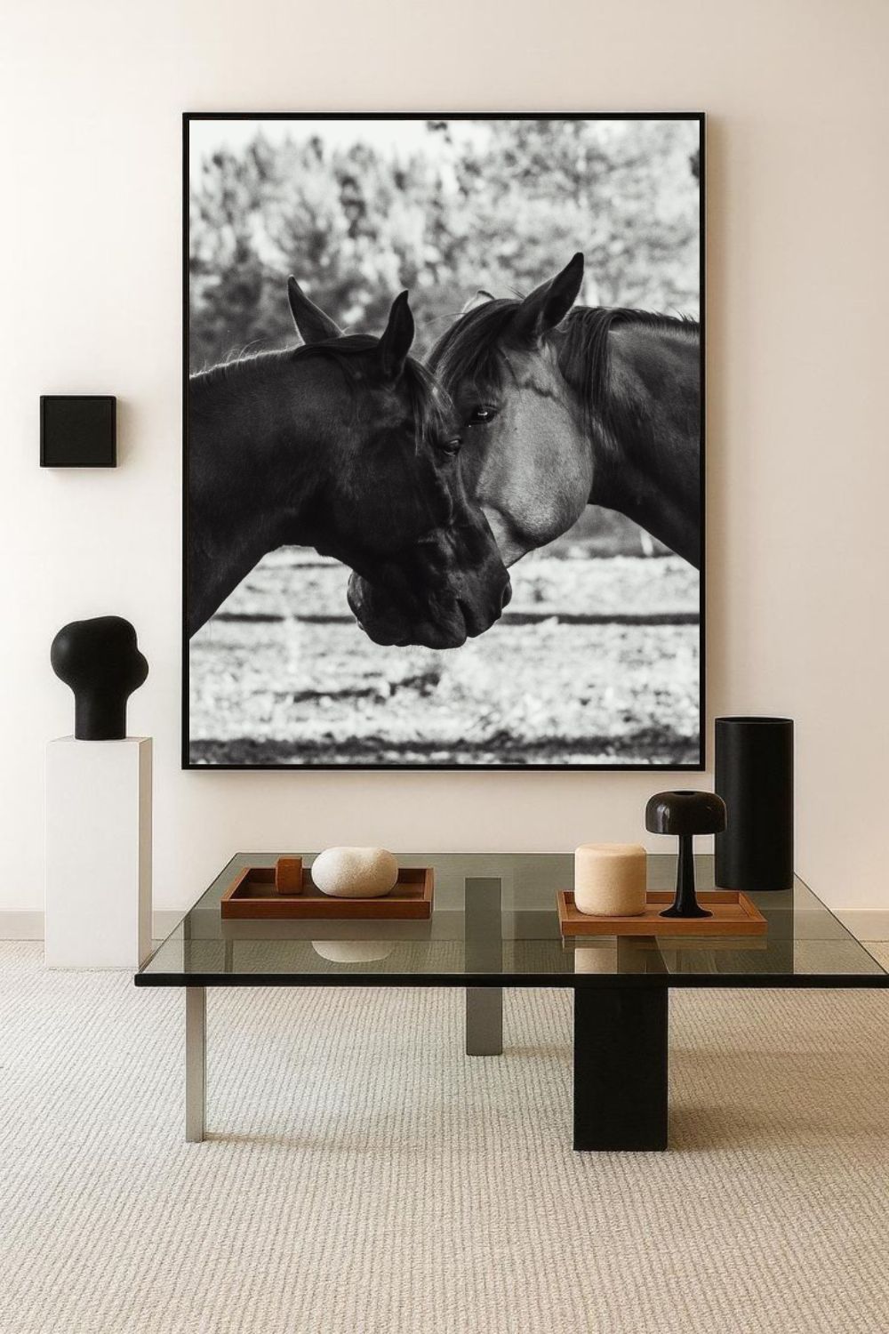 Tirage photo fine art noir et blanc de deux chevaux en symétrie, têtes rapprochée