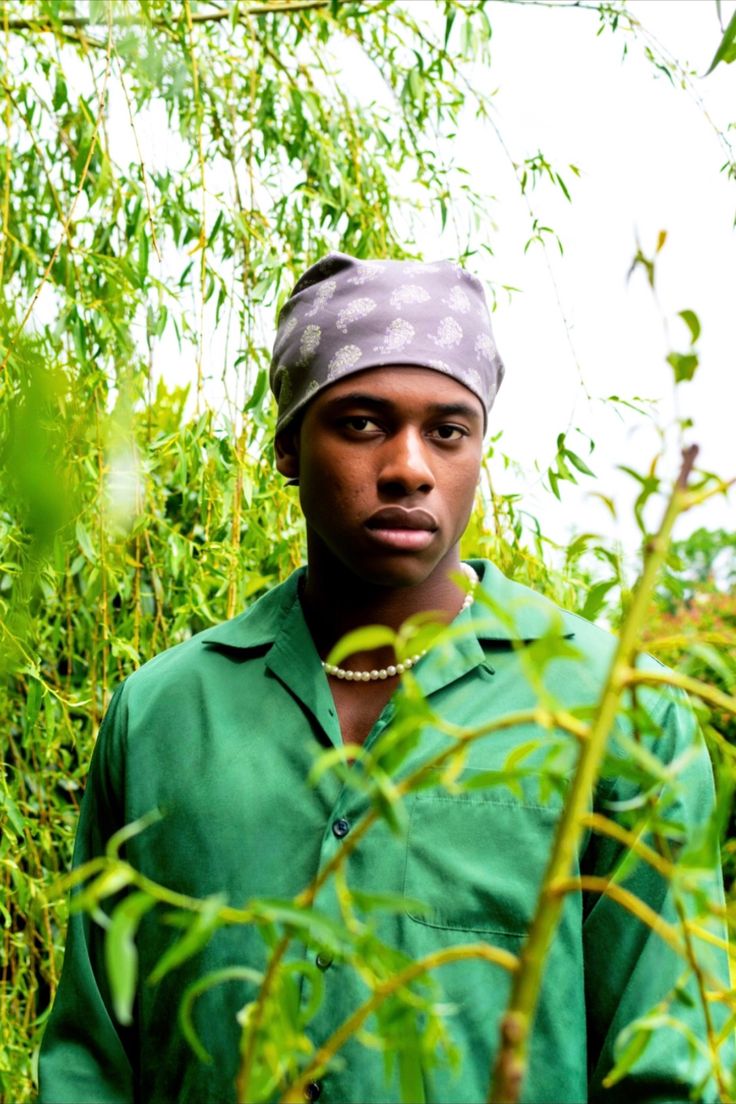 homme noir porte un bandana gris paisley coton Valrôme made in France motif provencaux