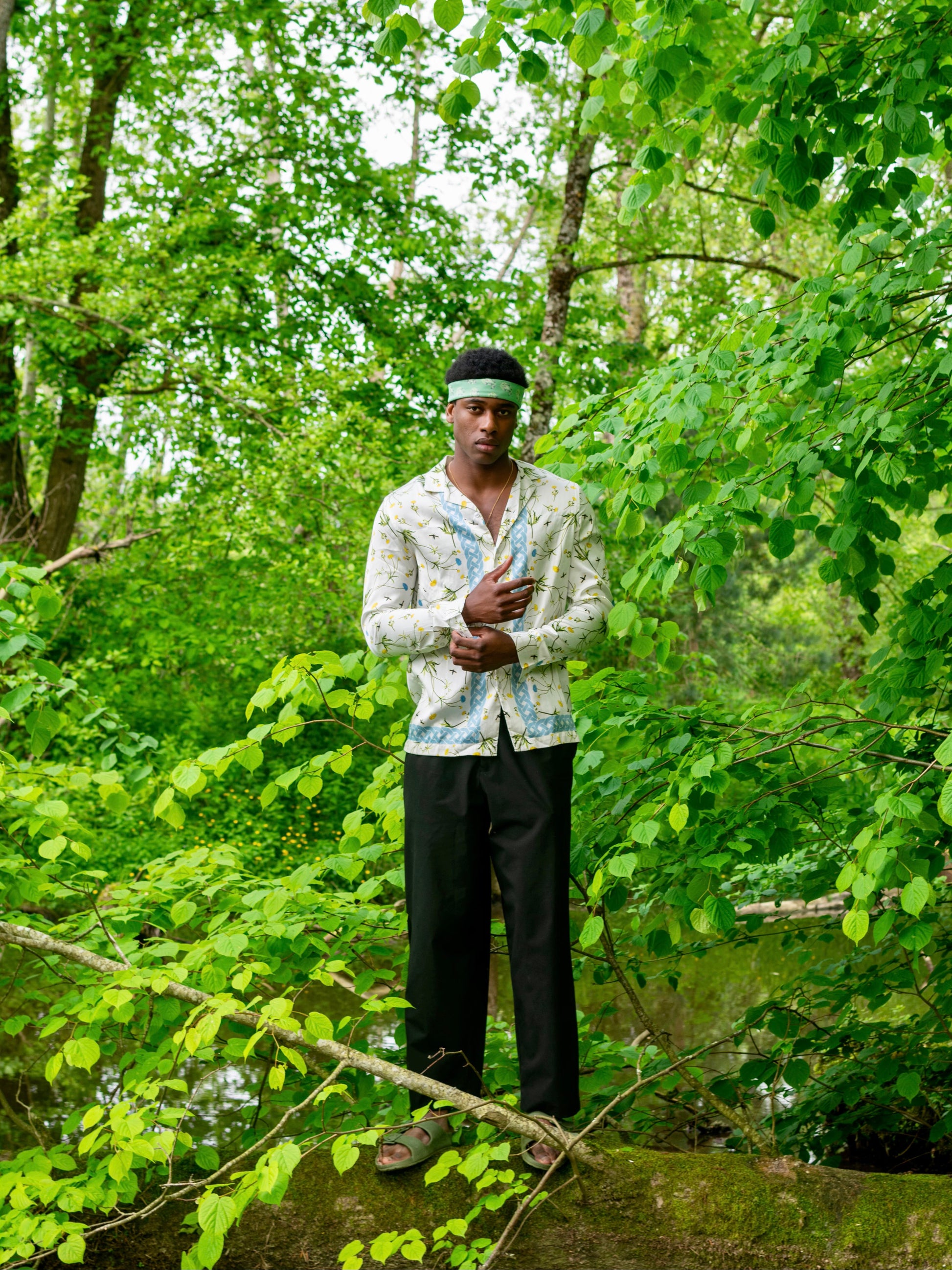 homme noir porte un bandana vert paisley coton Valrôme made in France motif provencaux