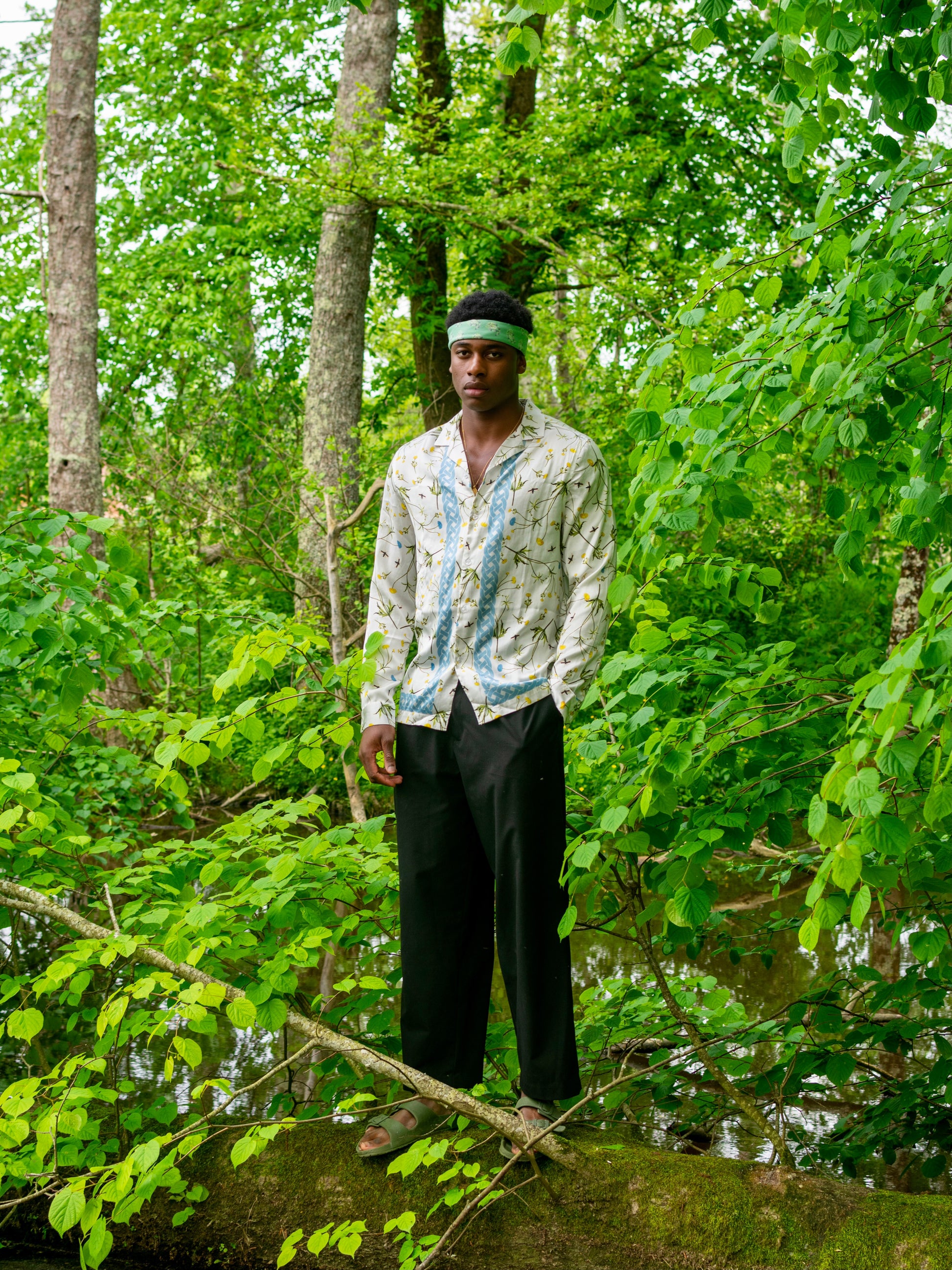 homme noir porte un bandana vert paisley coton Valrôme made in France motif provencaux