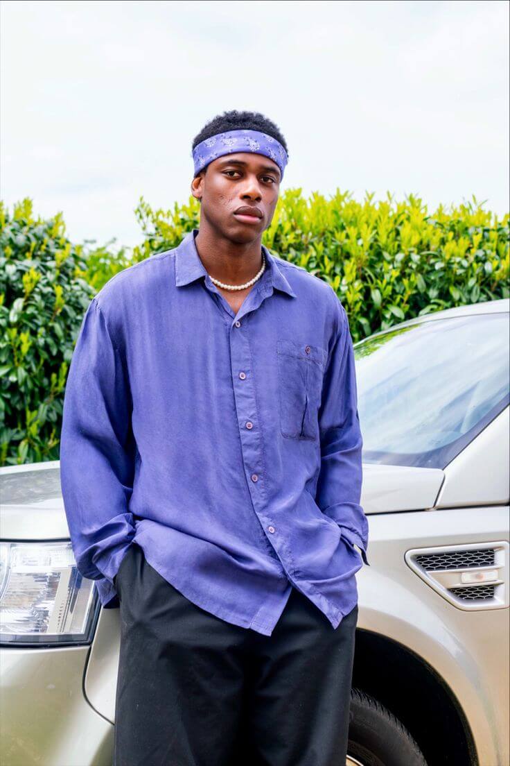 homme noir porte un bandana violet paisley coton Valrôme made in France motif provencaux