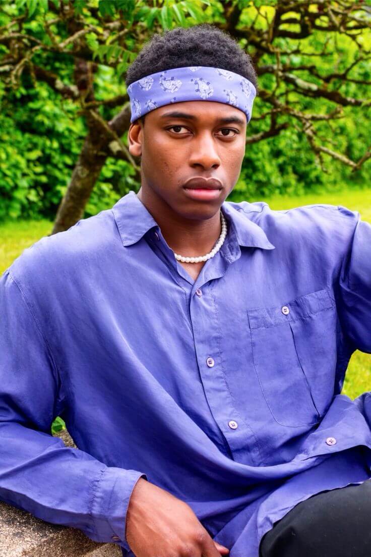 homme noir porte un bandana violet paisley coton Valrôme made in France motif provencaux