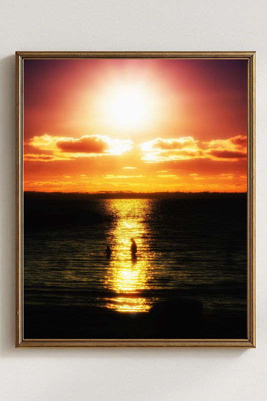 Tirage photo fine art coucher de soleil au lac de Sanguinet avec deux silhouettes dans l’eau et reflets doré