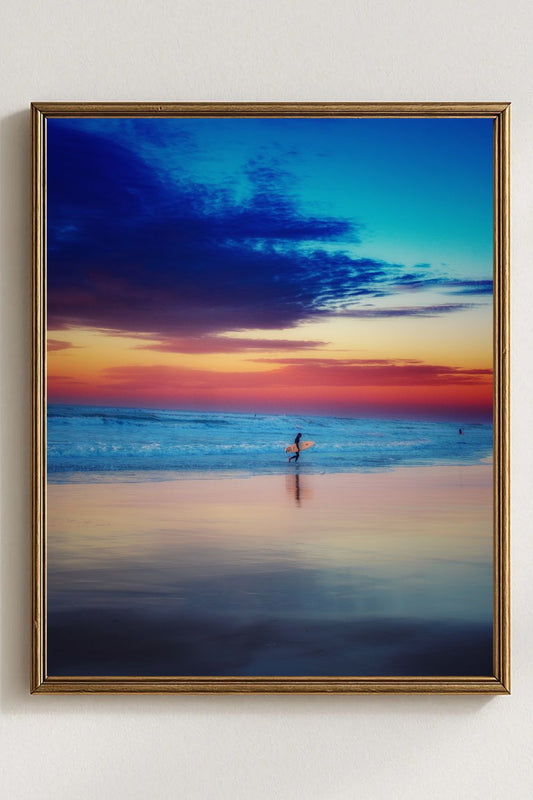 Tirage photo fine art coucher de soleil à Biscarrosse Plage avec surfeur marchant sur sable humide