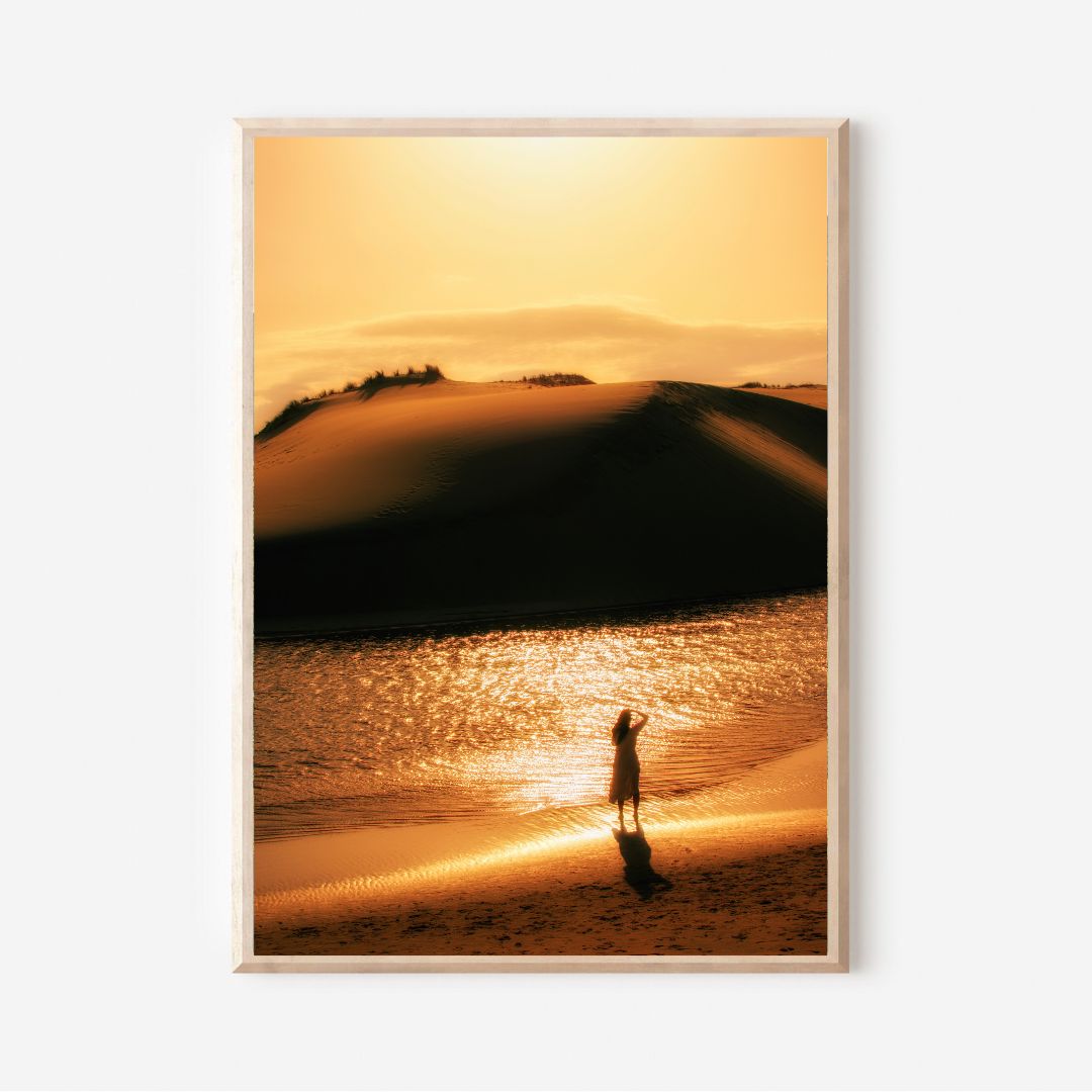 Tirage photo fine art coucher de soleil sur les dunes au Courant d’Huchet avec silhouette d'une femme et reflets dorés sur l’eau 