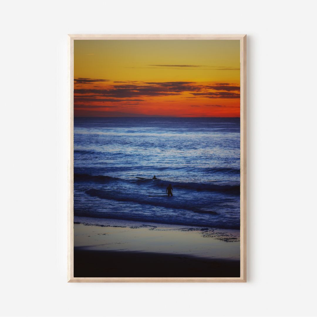 Tirage photo fine art coucher de soleil à Biscarrosse Plage avec surfeur et reflets colorés sur l’eau