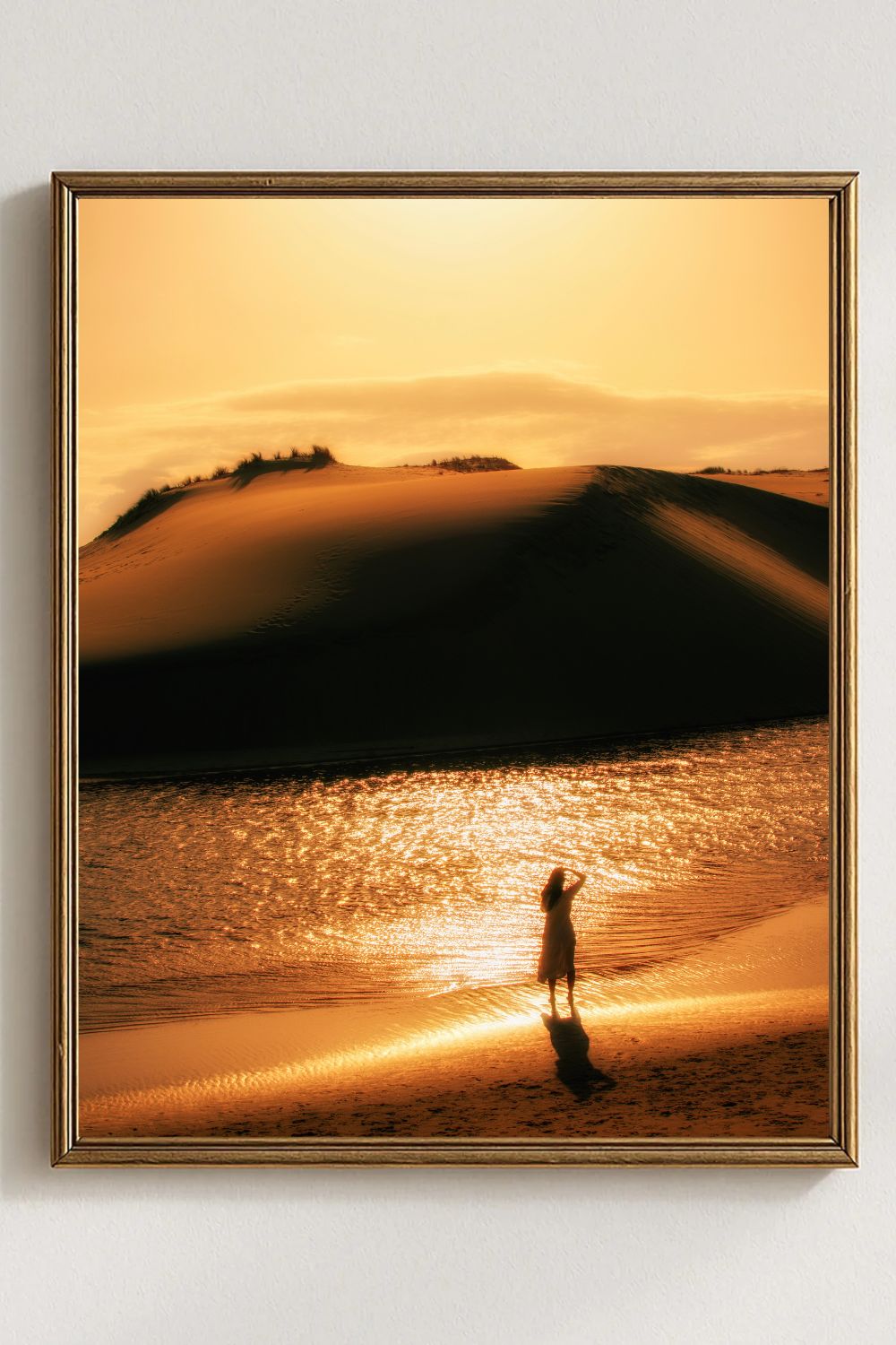 Tirage photo fine art coucher de soleil sur les dunes au Courant d’Huchet avec silhouette d'une femme et reflets dorés sur l’eau 