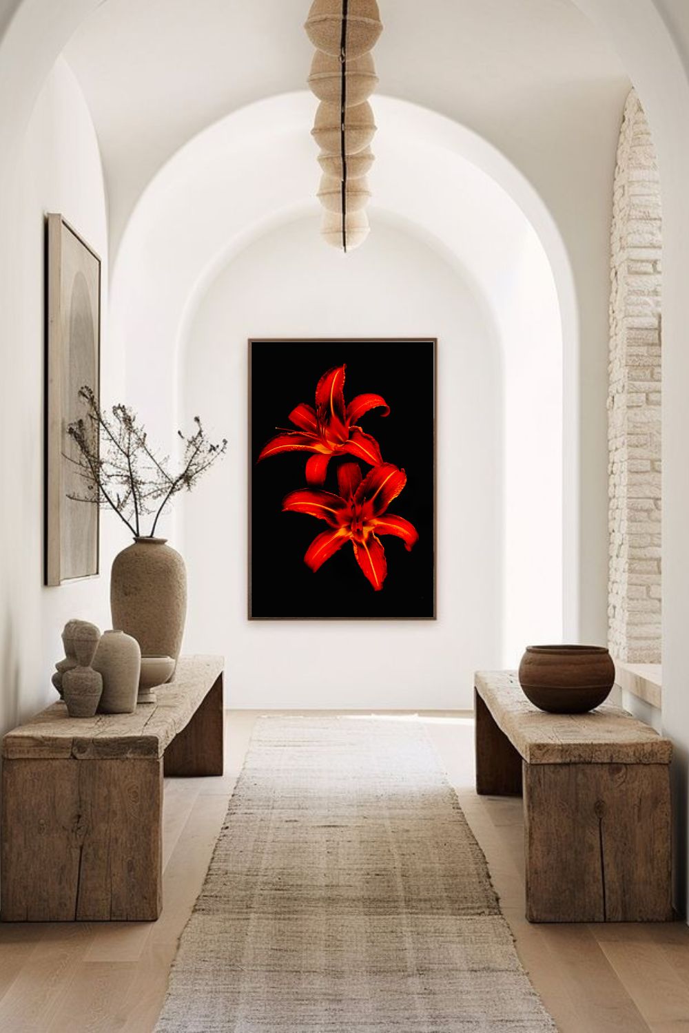 Tirage photo fine art de deux lys rouges sur fond noir, contraste floral intense 