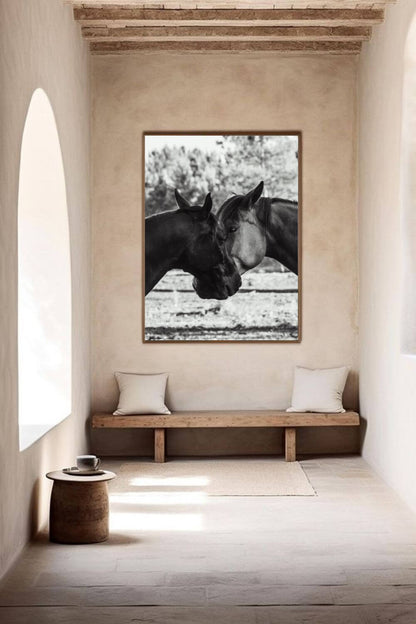 Tirage photo fine art noir et blanc de deux chevaux en symétrie, têtes rapprochée