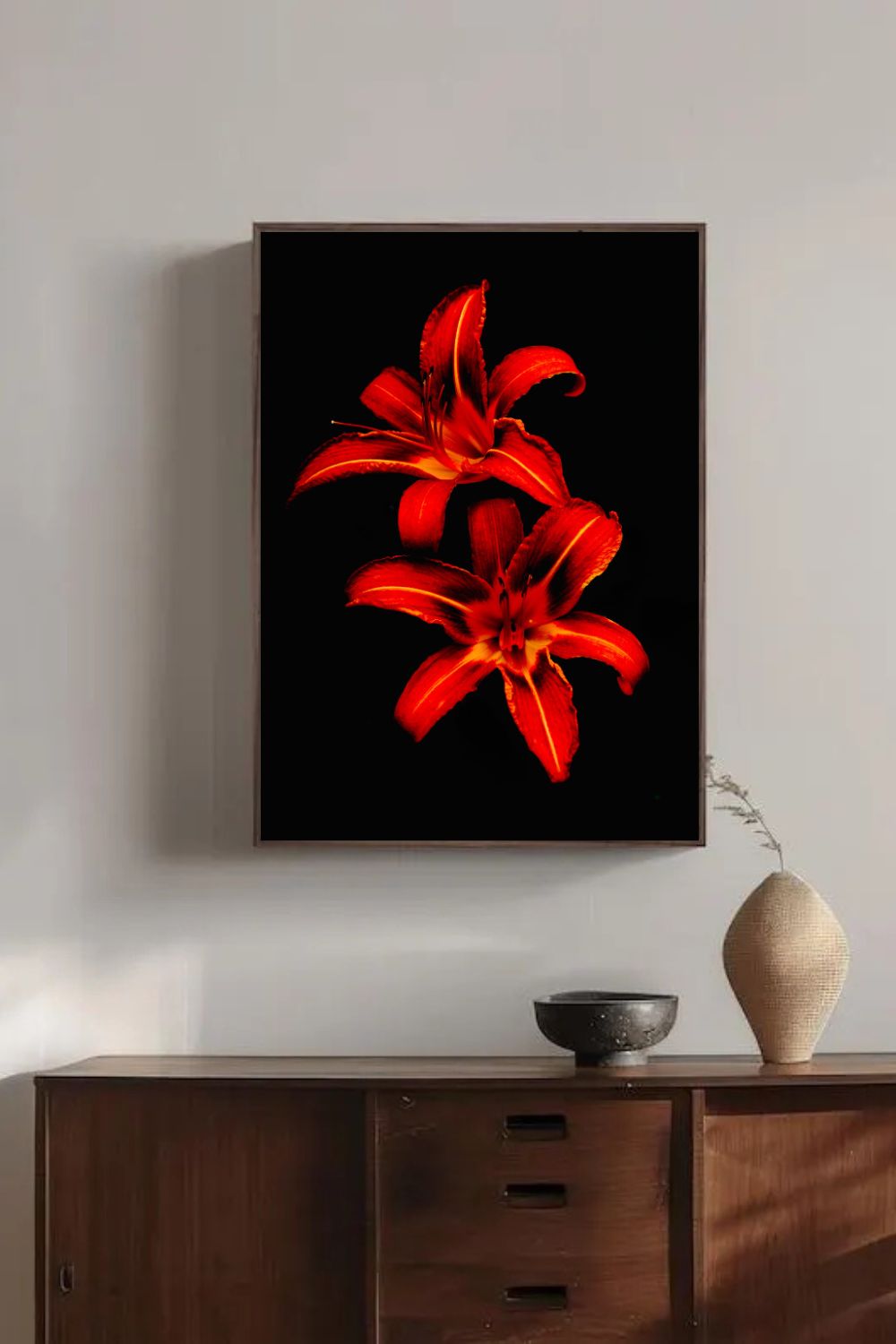 Tirage photo fine art de deux lys rouges sur fond noir, contraste floral intense 