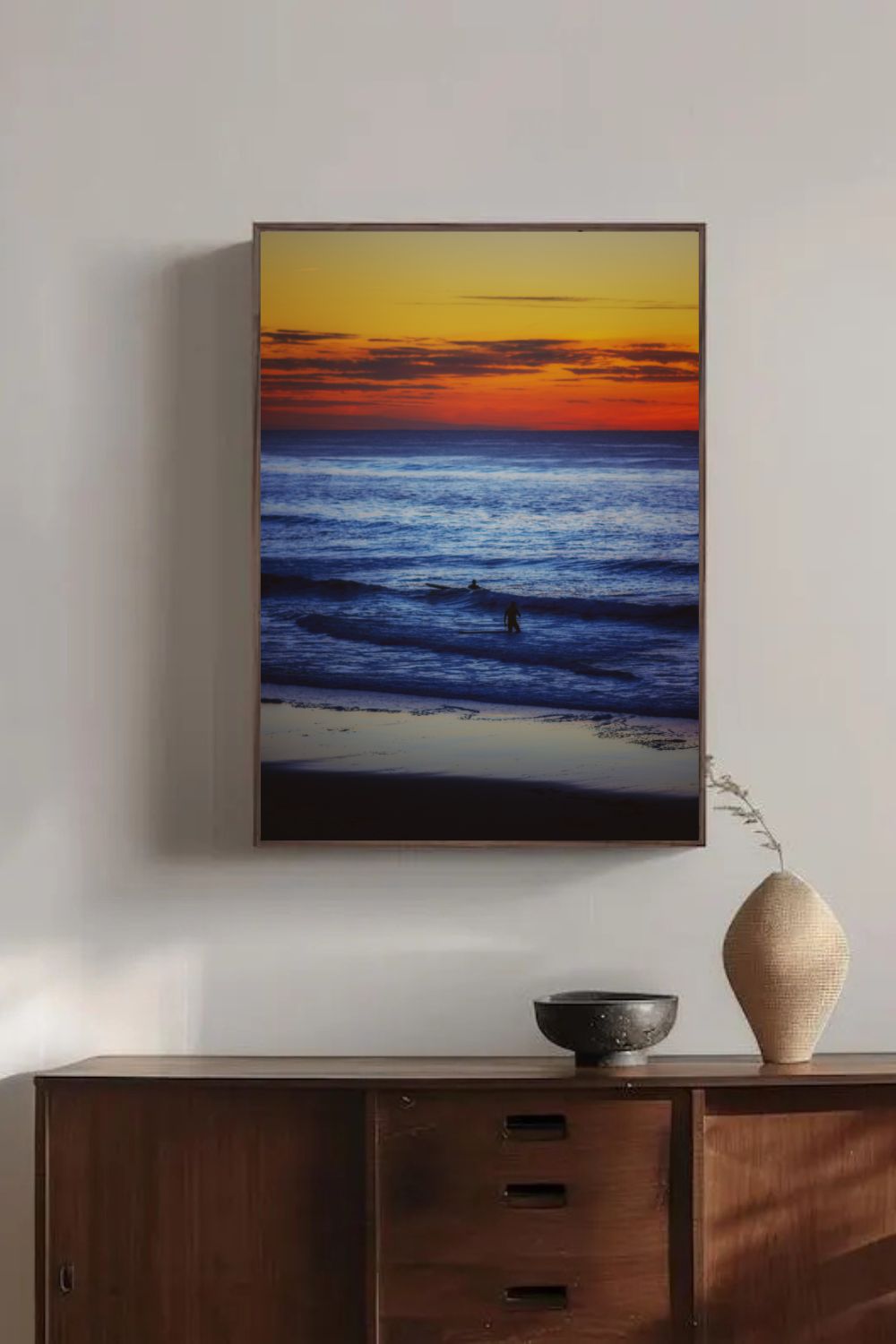 Tirage photo fine art coucher de soleil à Biscarrosse Plage avec surfeur et reflets colorés sur l’eau