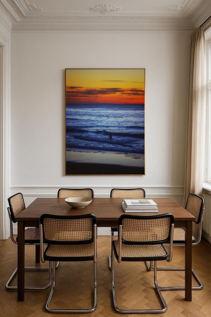 Tirage photo fine art coucher de soleil à Biscarrosse Plage avec surfeur et reflets colorés sur l’eau