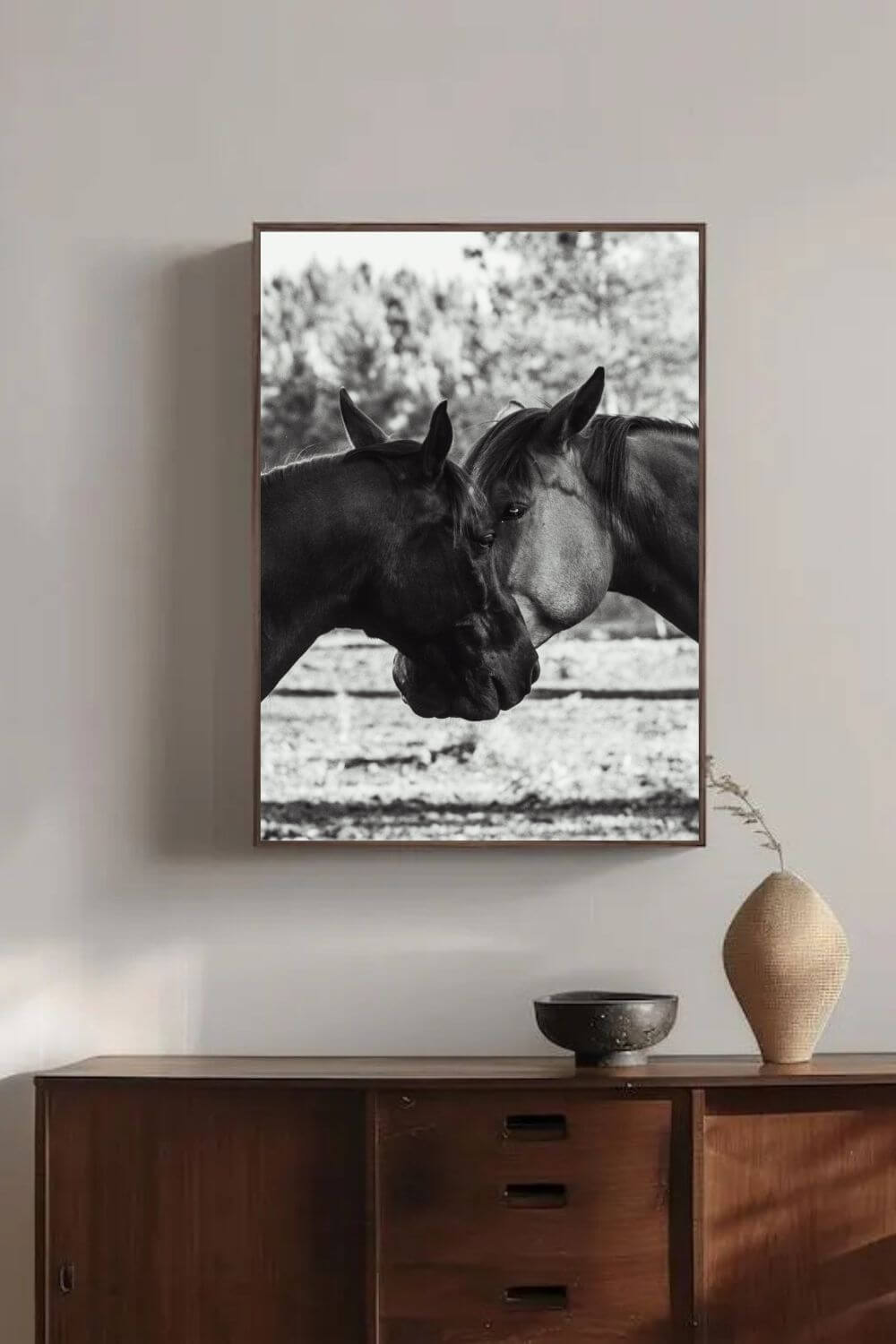 Tirage photo fine art noir et blanc de deux chevaux en symétrie, têtes rapprochée
