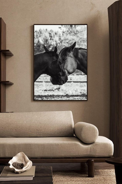 Tirage photo fine art noir et blanc de deux chevaux en symétrie, têtes rapprochée