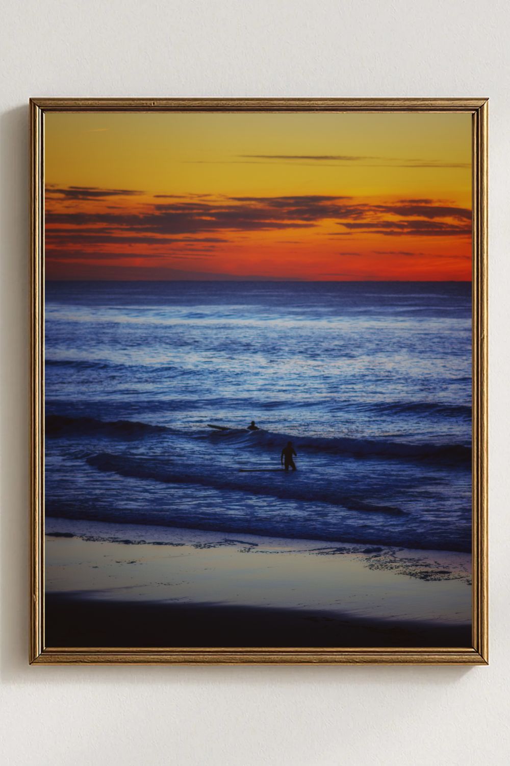 Tirage photo fine art coucher de soleil à Biscarrosse Plage avec surfeur et reflets colorés sur l’eau