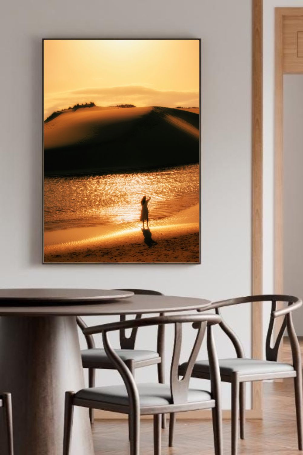 Tirage photo fine art coucher de soleil sur les dunes au Courant d’Huchet avec silhouette d'une femme et reflets dorés sur l’eau 
