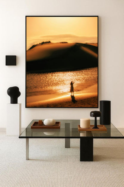 Tirage photo fine art coucher de soleil sur les dunes au Courant d’Huchet avec silhouette d'une femme et reflets dorés sur l’eau 