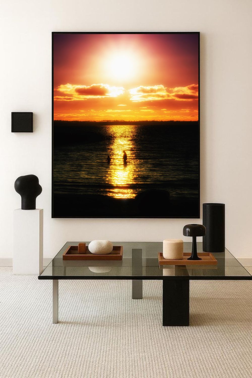 Tirage photo fine art coucher de soleil au lac de Sanguinet avec deux silhouettes dans l’eau et reflets doré