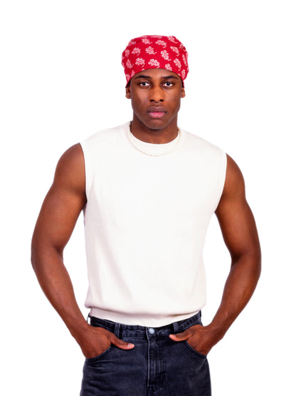 homme noir porte un bandana rouge paisley coton Valrôme made in France motif provencaux