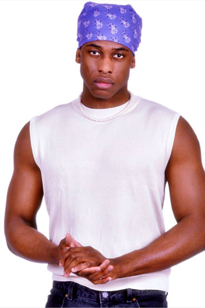 homme noir porte un bandana violet paisley coton Valrôme made in France motif provencaux