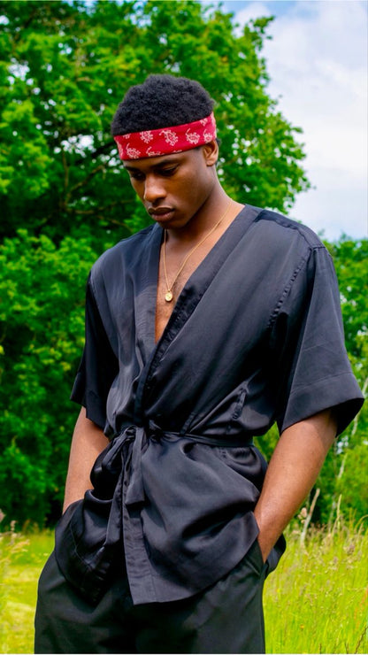 homme noir porte un bandana rouge paisley coton Valrôme made in France motif provencaux