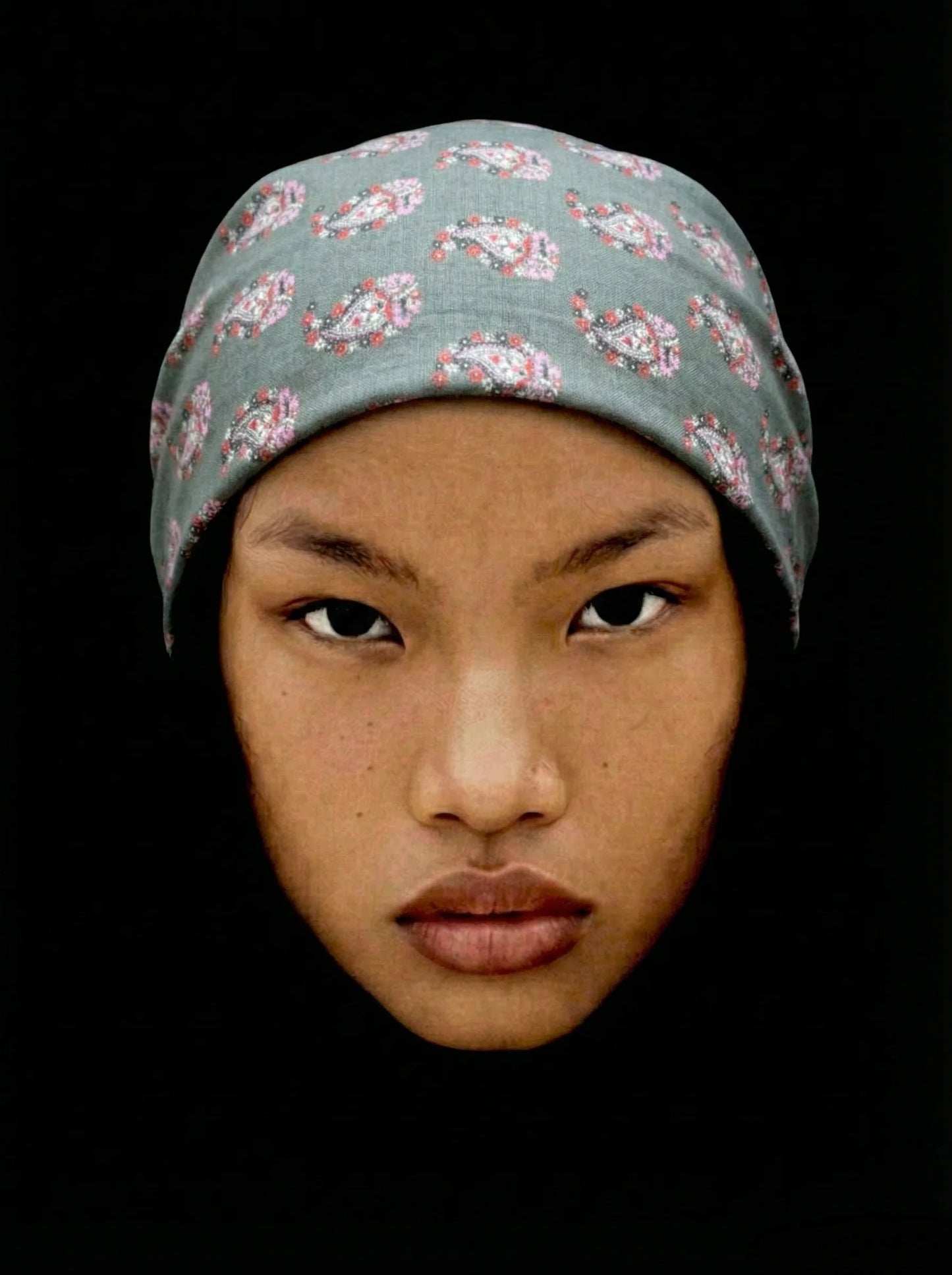 Bandana gris clair avec motif rose paisley provençal coton Valdrôme made in France accessoire délicat chic